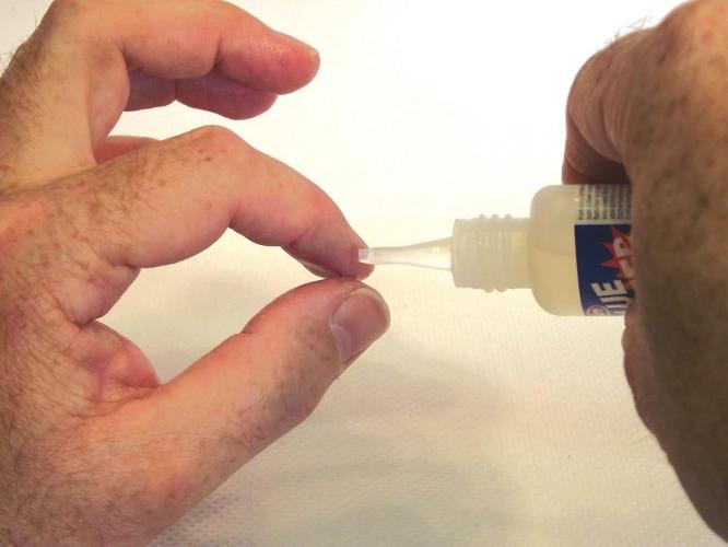 Deluxe Materials Glue Buster 28g