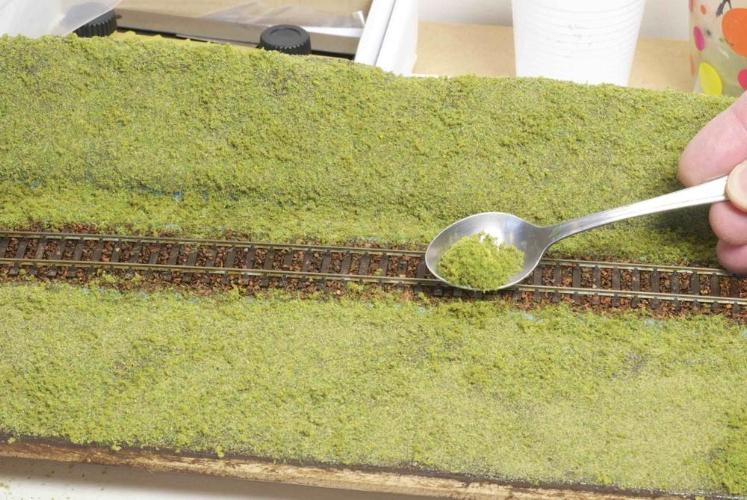 Deluxe Materials Scatter Grip Glue