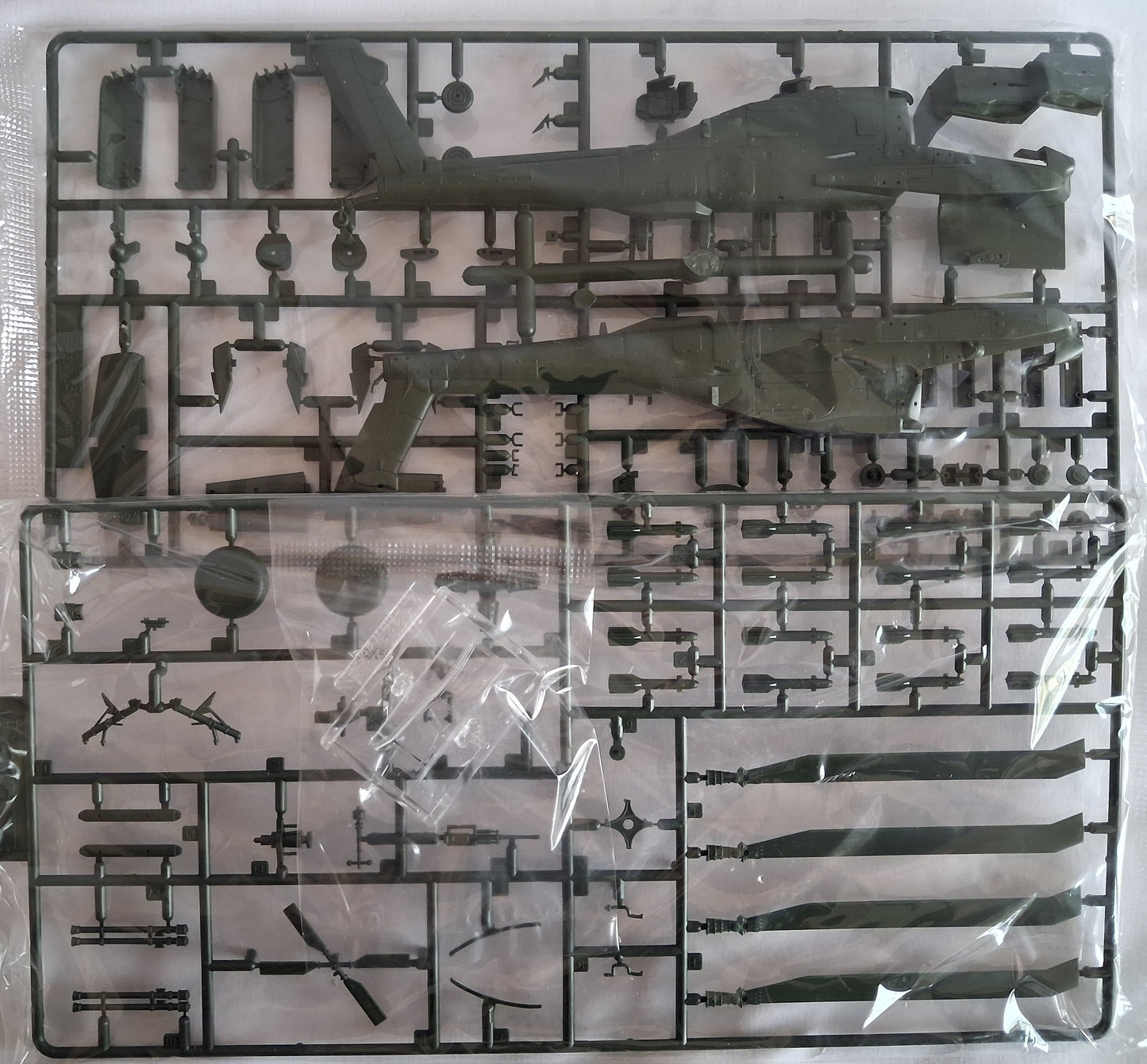 Academy 1:72 McDonnell-Douglas AH-64A Apache (1995)
