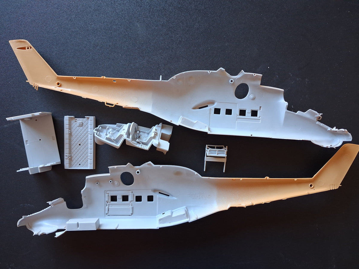 Monogram 1:48 MiL-24 Hind Gunship (1987)
